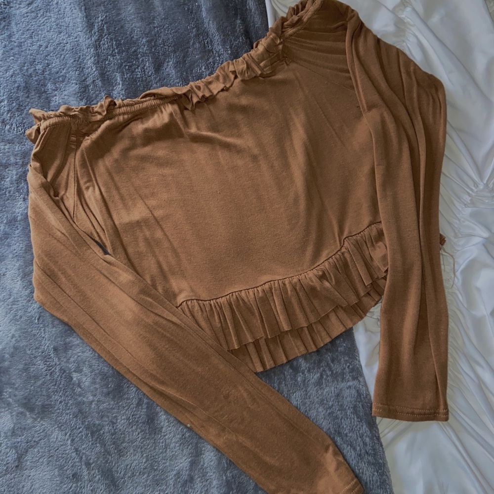 Pretty little thing cropped long sleeve 🤎